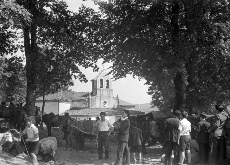 La iglesia de La Espina en 1947. Fotografiada por mi padre